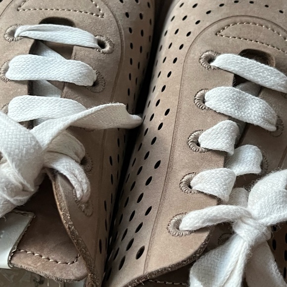 Sneakers - Picture 5 of 7